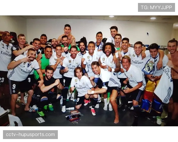 特写：皇马更衣室内的疯狂庆祝，安切洛蒂与贝林厄姆拥抱